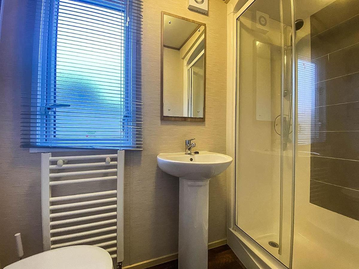 Lovely 6 Berth Caravan With Decking And Wifi In Kent, Ref 47017C Otel Whitstable Dış mekan fotoğraf