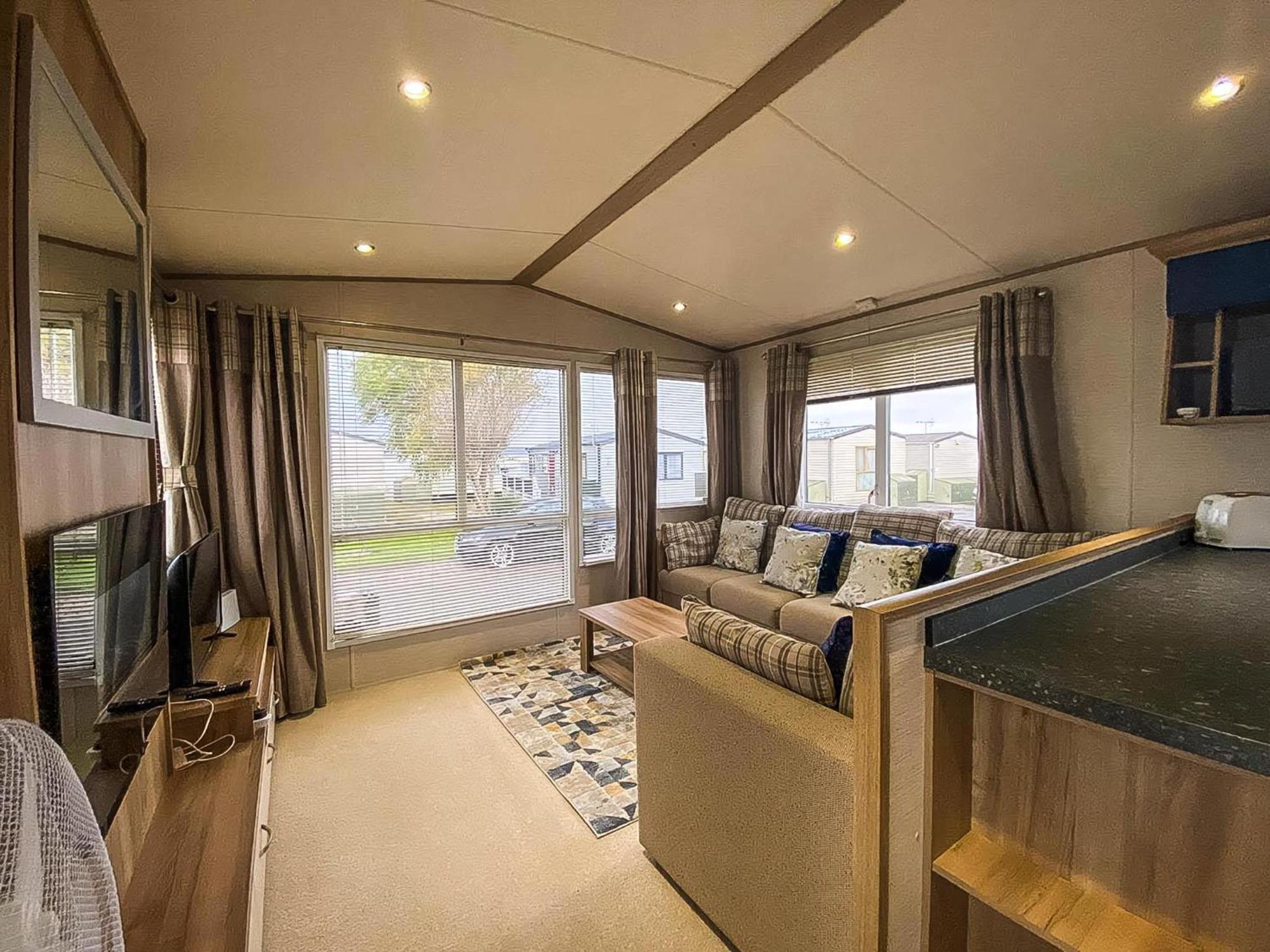 Lovely 6 Berth Caravan With Decking And Wifi In Kent, Ref 47017C Otel Whitstable Dış mekan fotoğraf