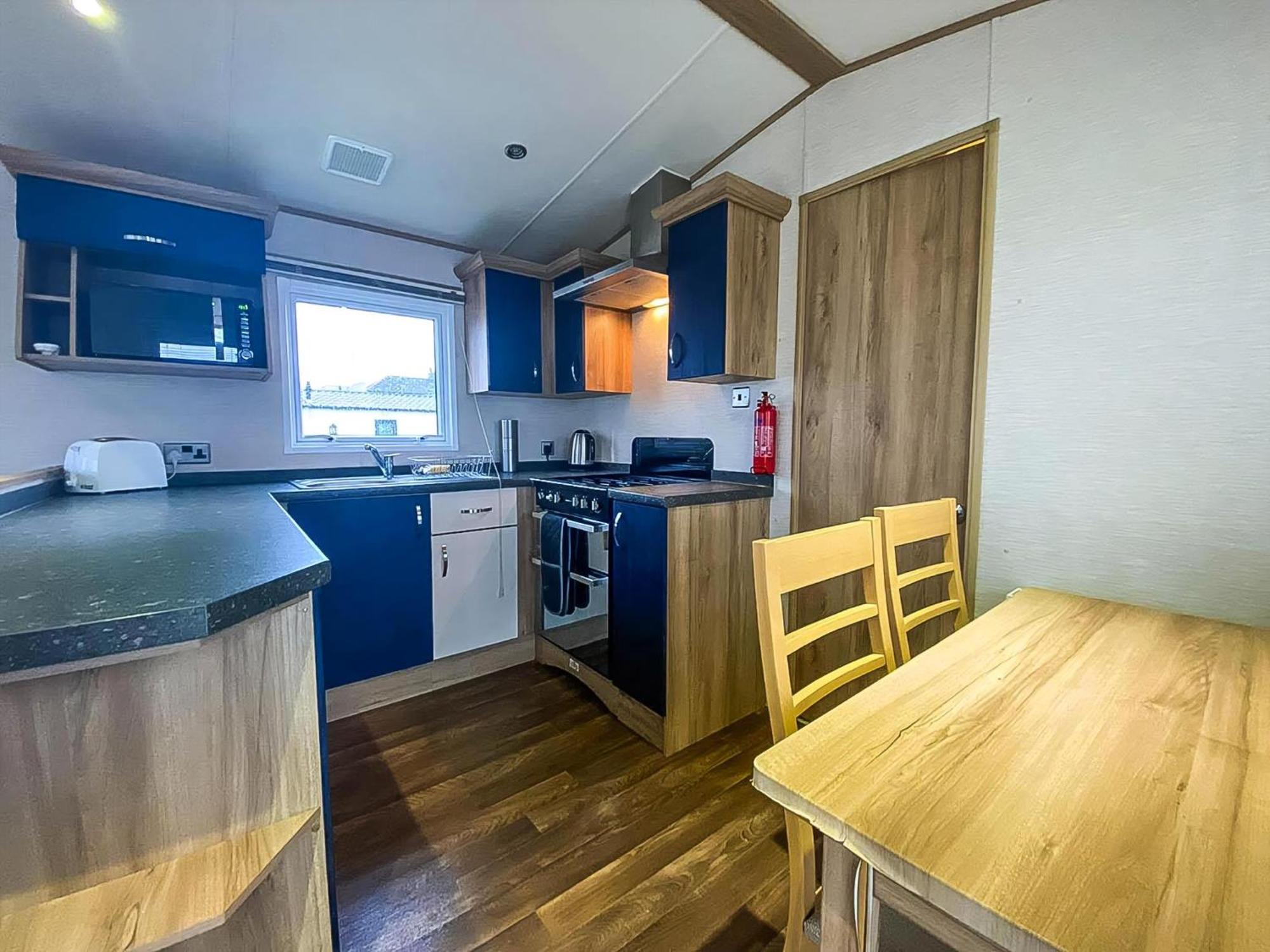 Lovely 6 Berth Caravan With Decking And Wifi In Kent, Ref 47017C Otel Whitstable Dış mekan fotoğraf